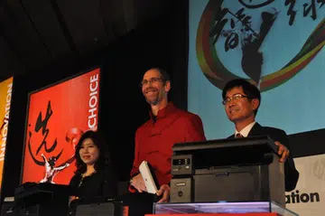 HP Senior VP of the Imaging and Printing Group, AP and Japan, John Solomon (middle), who gave the keynote address. He is seen here with Ivy Liang, VP, Marketing, IPG, AP and Japan (left) and Leong Han Kong, VP, LaserJet and Enterprise Solutions (right).