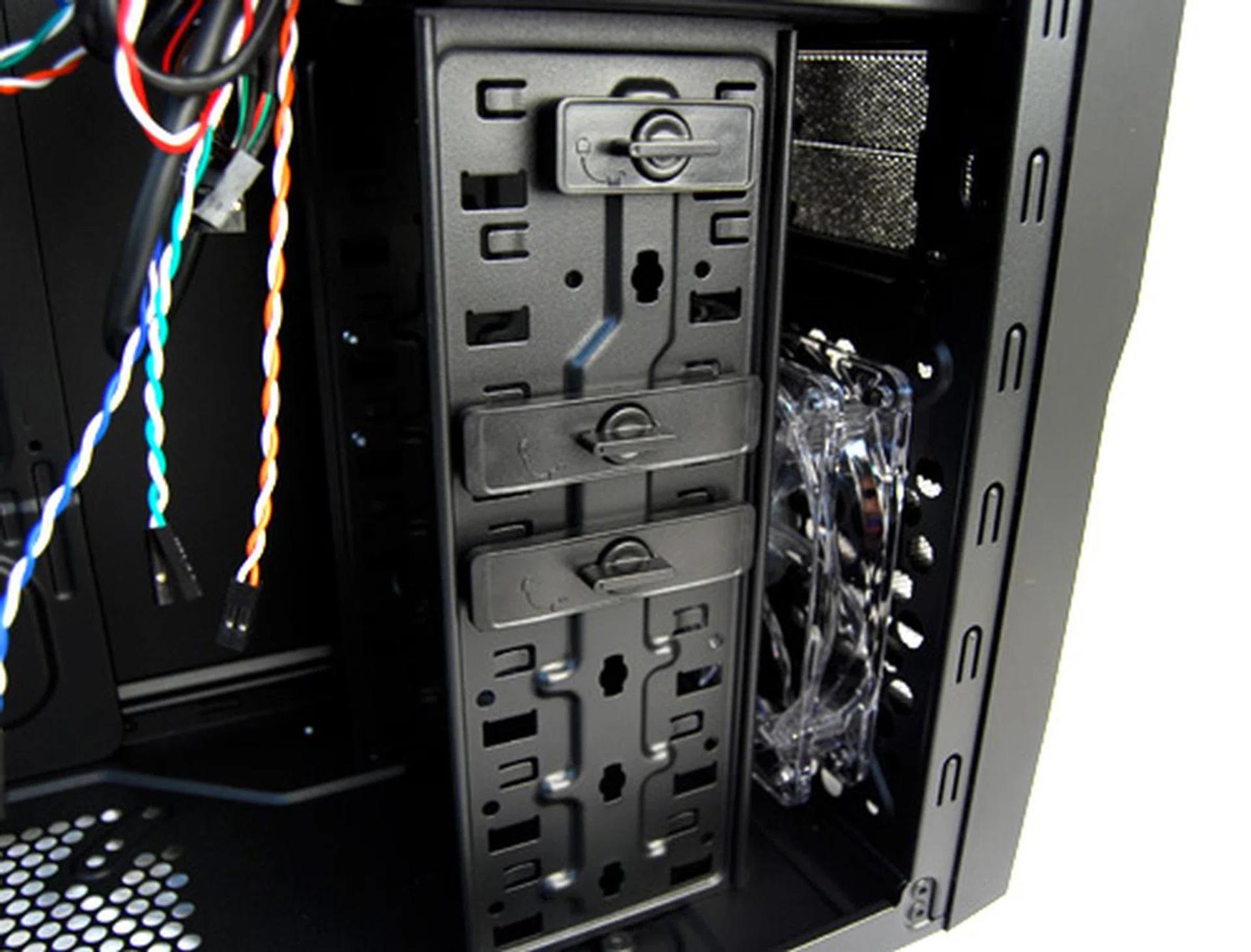 The 3.5-inch drive bays for your hard drives are also tool-free. Unfortunately, there's a corresponding 'clip' on the other side, which means you will need to remove both side panels to install 3.5-inch drives.