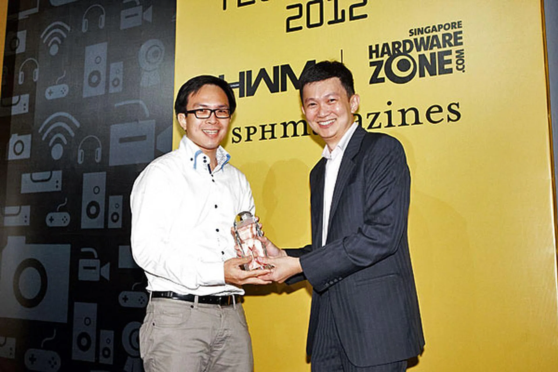 Here's Mr. Daren Low, Product Manager, Epson Singapore, accepting the Editor's Choice award for Best 3LCD Portable Business Projector.