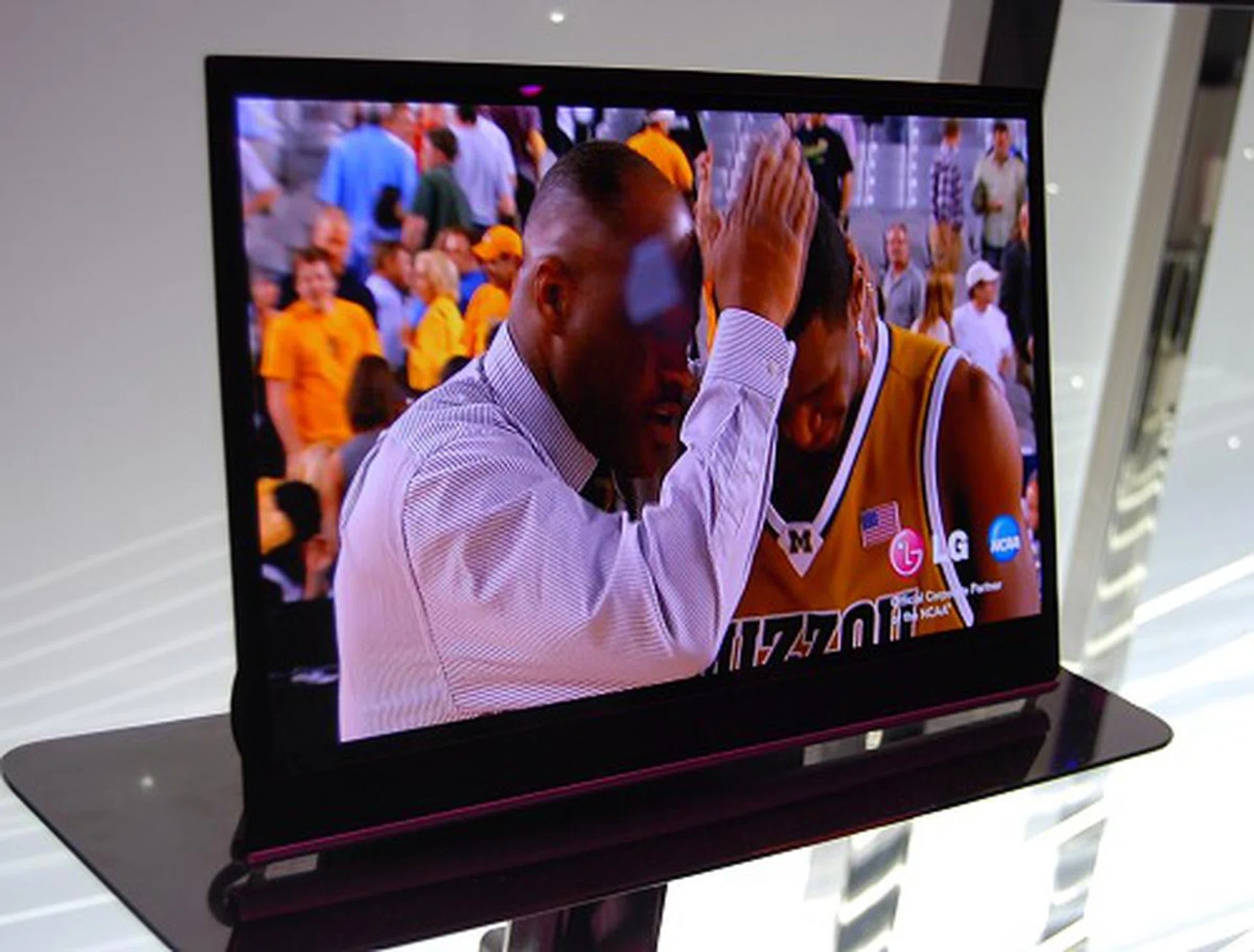 1 contrast ratio and is also made waterproof for expanding its usage scenarios like in the kitchen or restrooms.