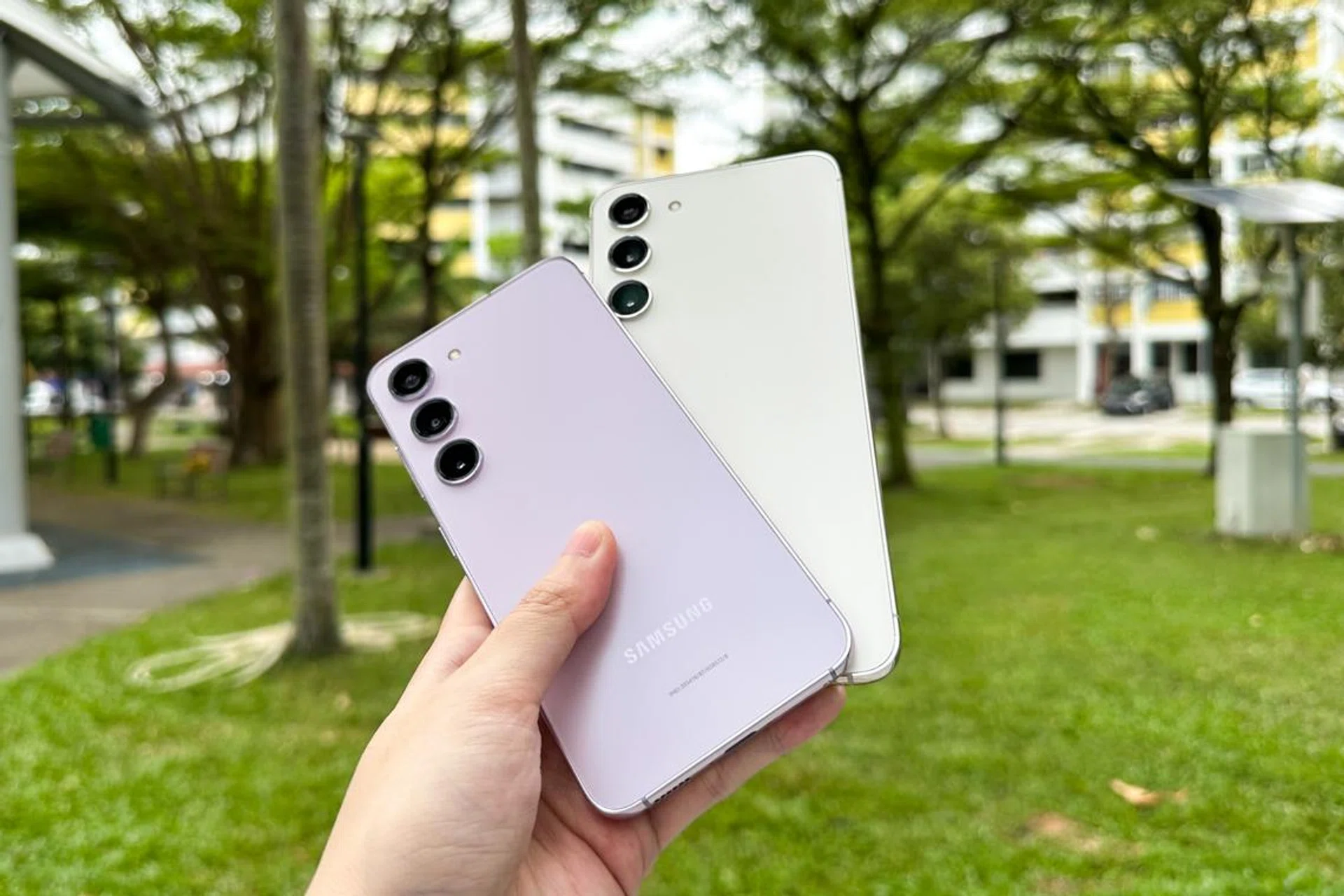 Samsung Galaxy S23 (Lavender, left), Samsung Galaxy S23+ (Cream, right).