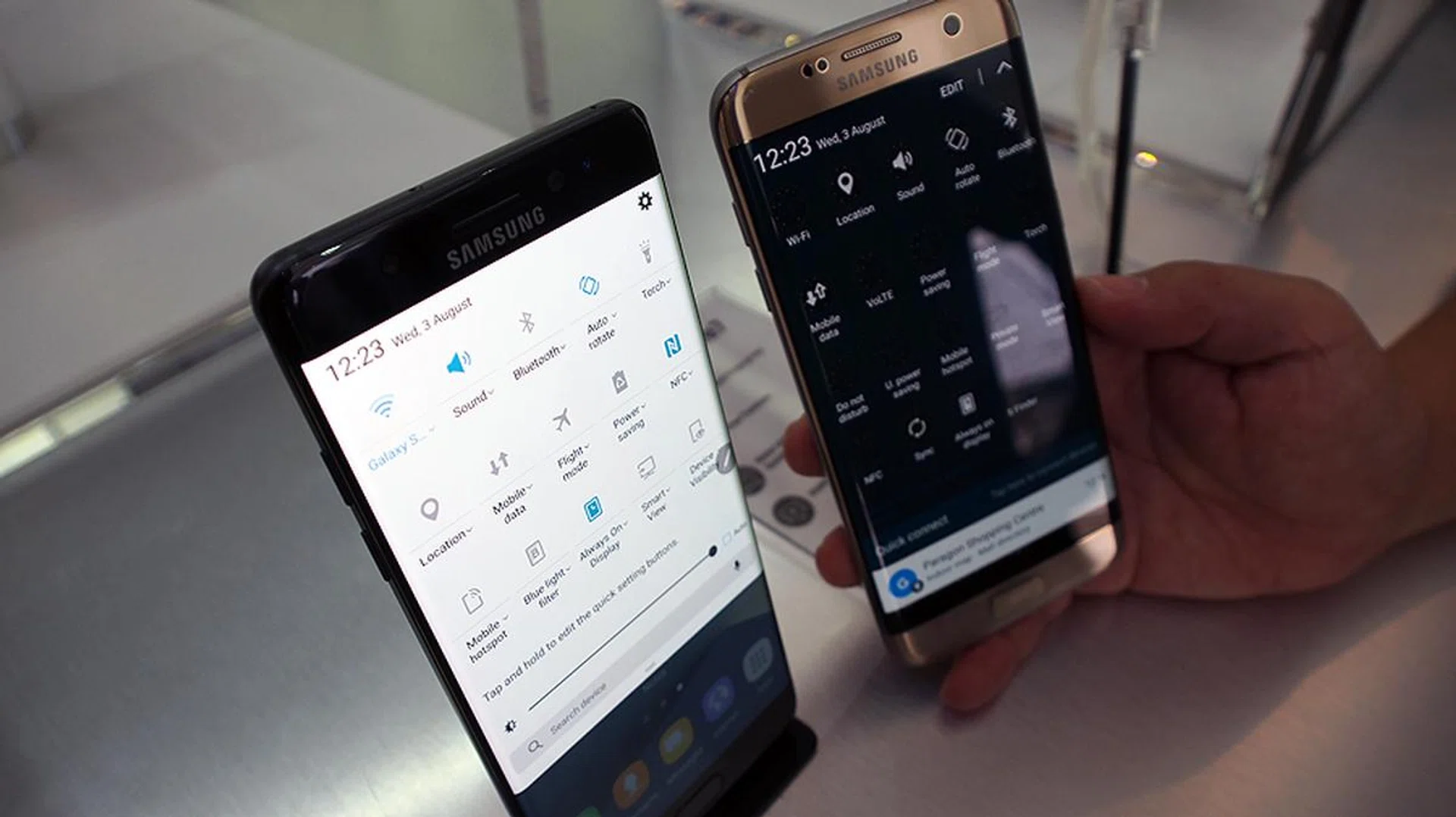 UI difference between Note7 (left) and S7 Edge (right).