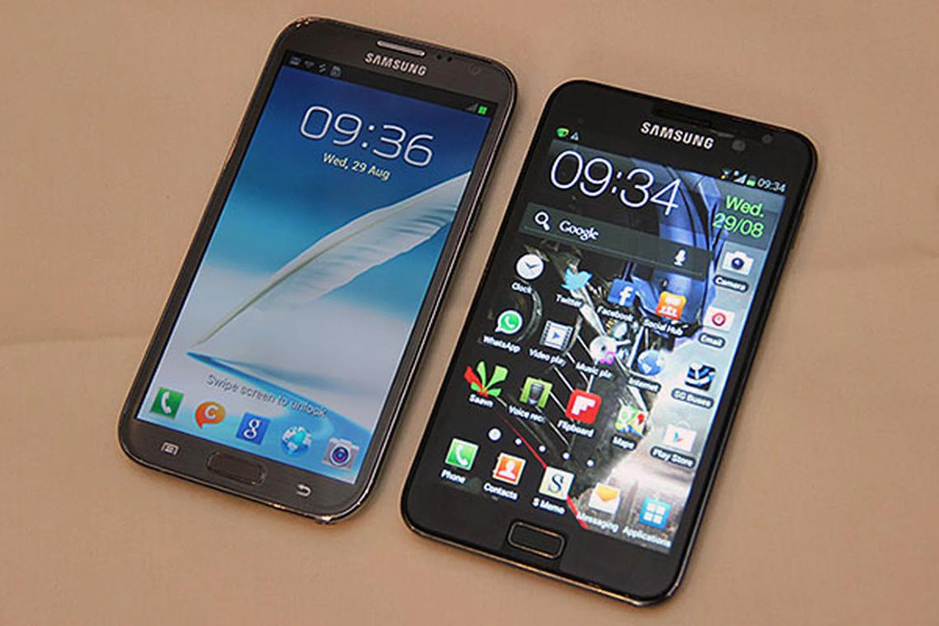 The Galaxy Note II (left) vs. the original Note (right). Notice the change in screen aspect ratio. So despite being taller and haing a larger 5.5-inch screen, the Note II actually looks slimmer.