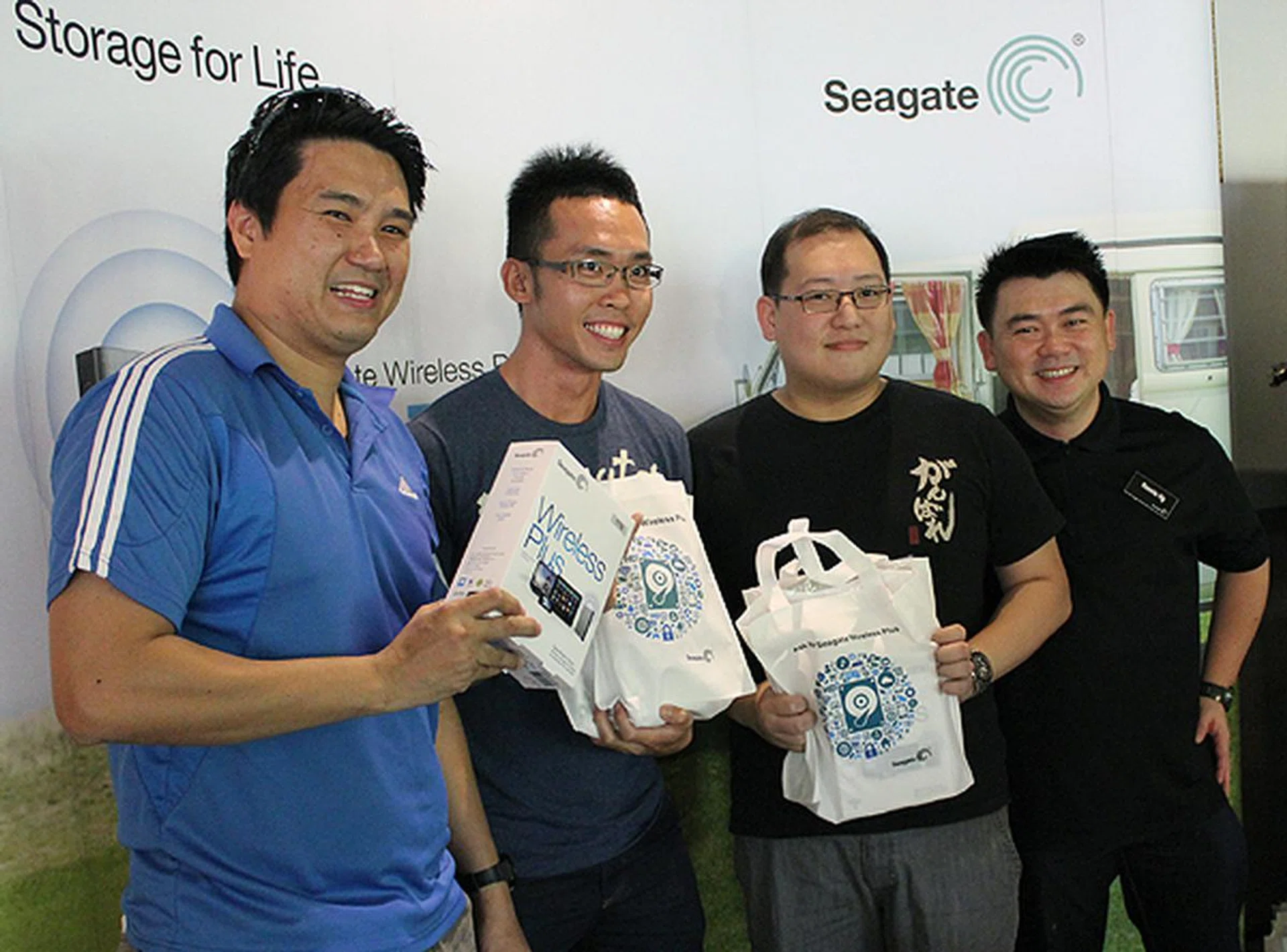 Happy members posing with their Seagate Wireless Plus drive along with Seagate's country manager, Ronnie Ng (extreme right). 
