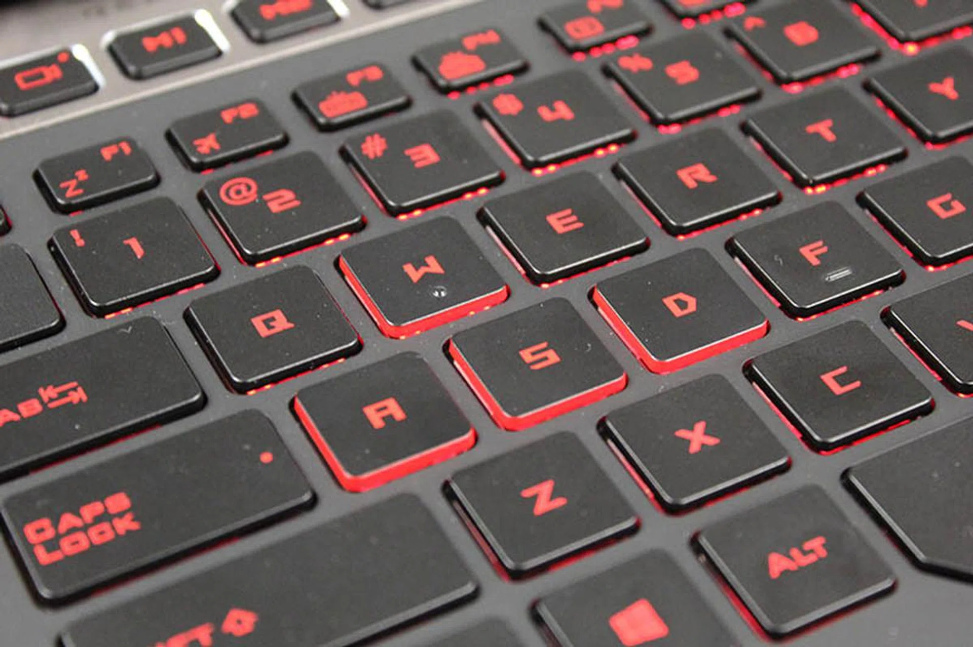 ASUS GX700 keyboard closeup