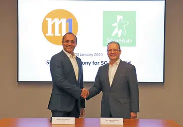 Kaliaropoulos during the joint 5G bid submission with the M1 CEO