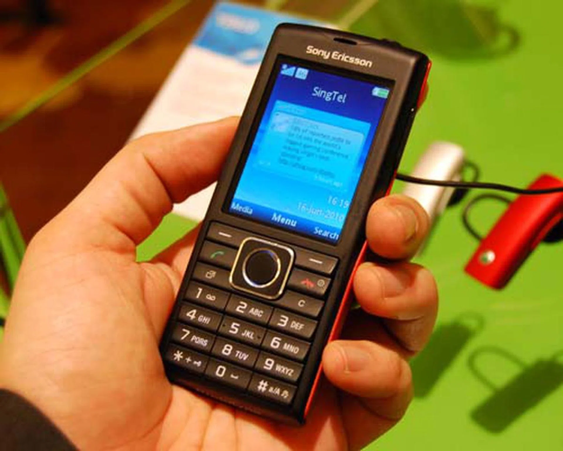 Like the earlier Sony Ericsson Elm and Aspen, the Cedar is built under the GreenHeart initiative, which promotes the use of recycled plastic and low power consumption chargers for this series.