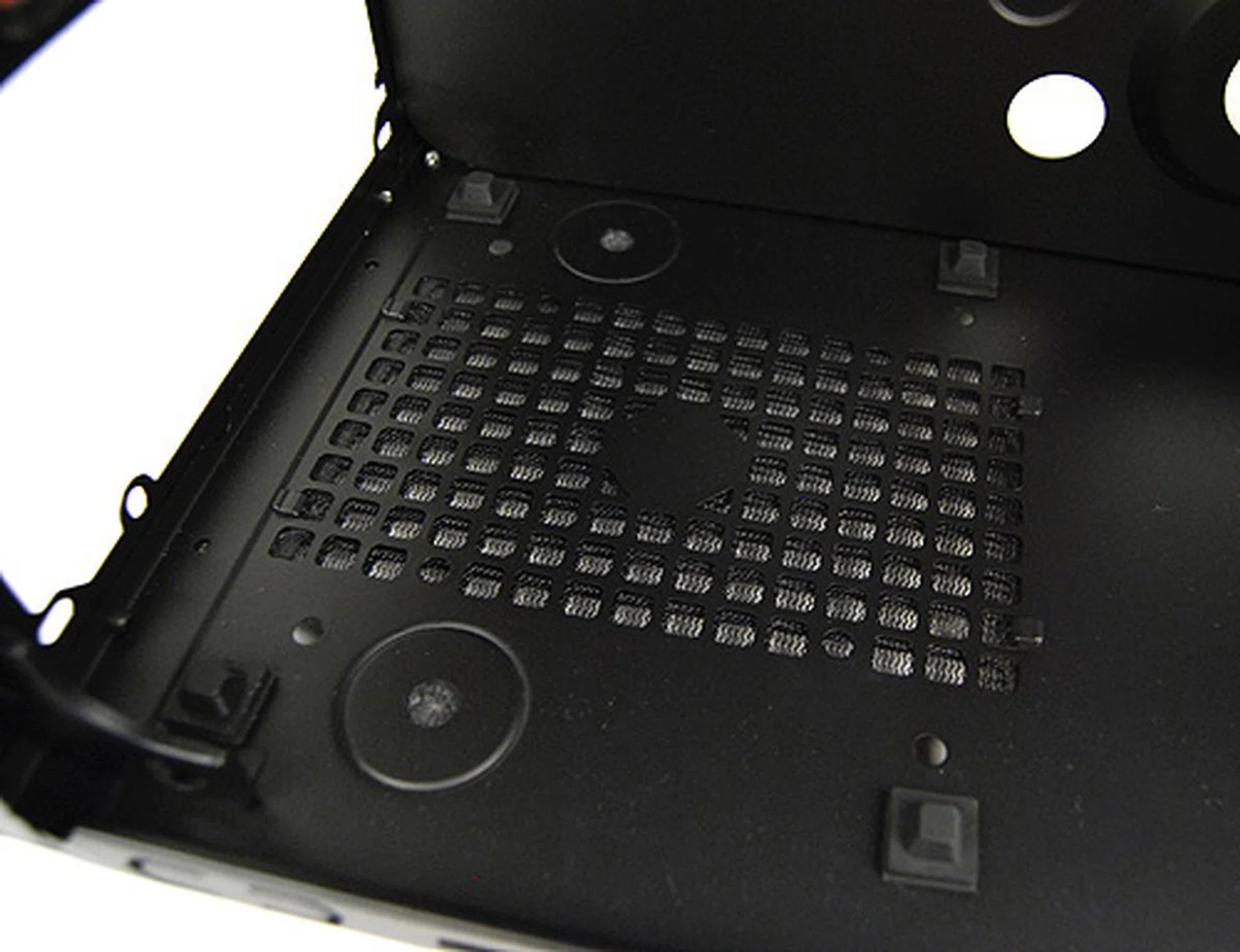 The PSU bay has rubber feets to cushion the PSU against vibrations and there's also a removable dust filter at the bottom.