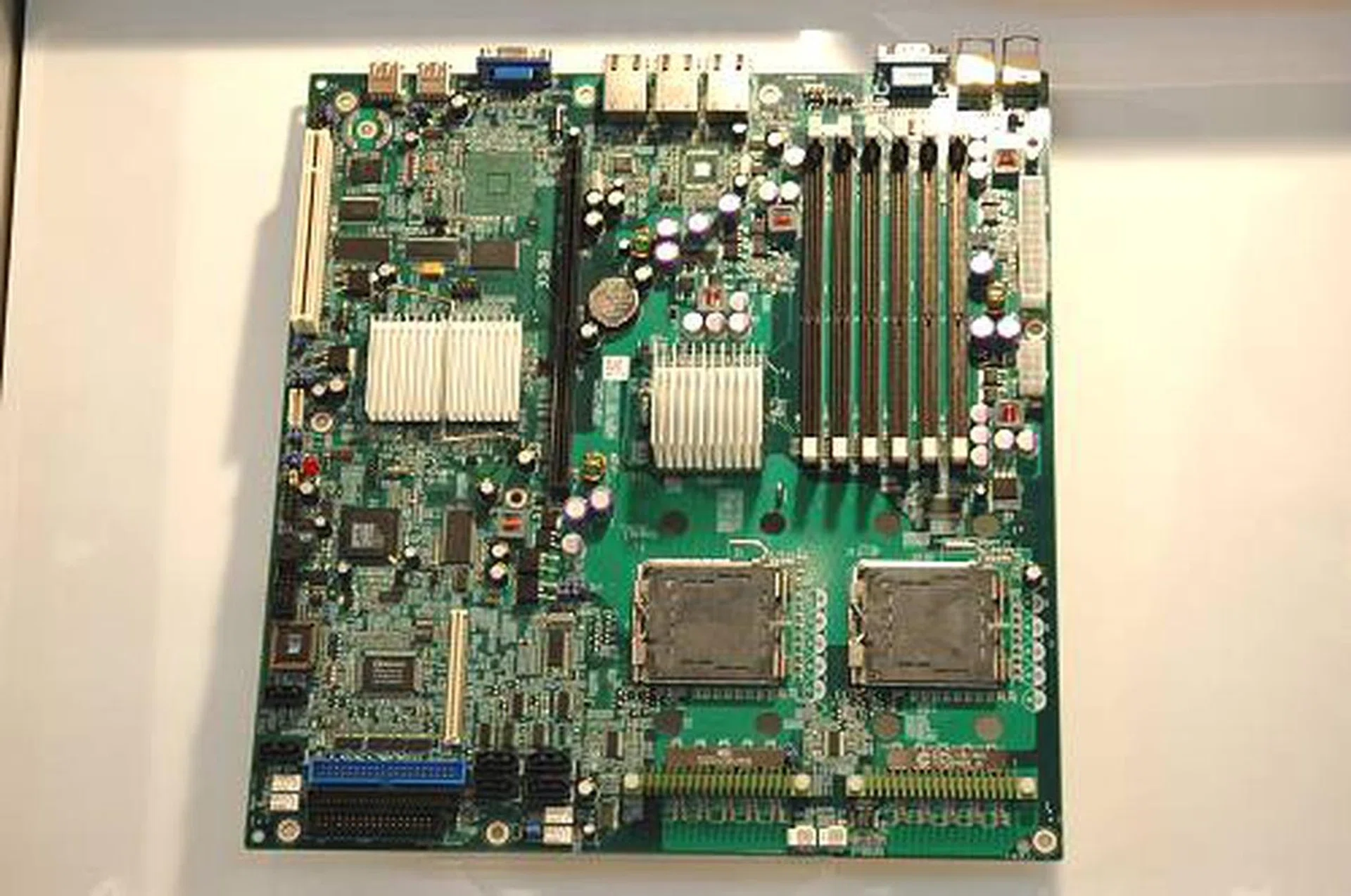 ECS IX2-5000VRSA is a Blackford motherboard and comes in either SAS or SATA RAID variants and supports 1333MHz FSB Woodcrest.