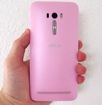 ASUS uses the design language of the ZenFone 2 series on the ZenFone Selfie.