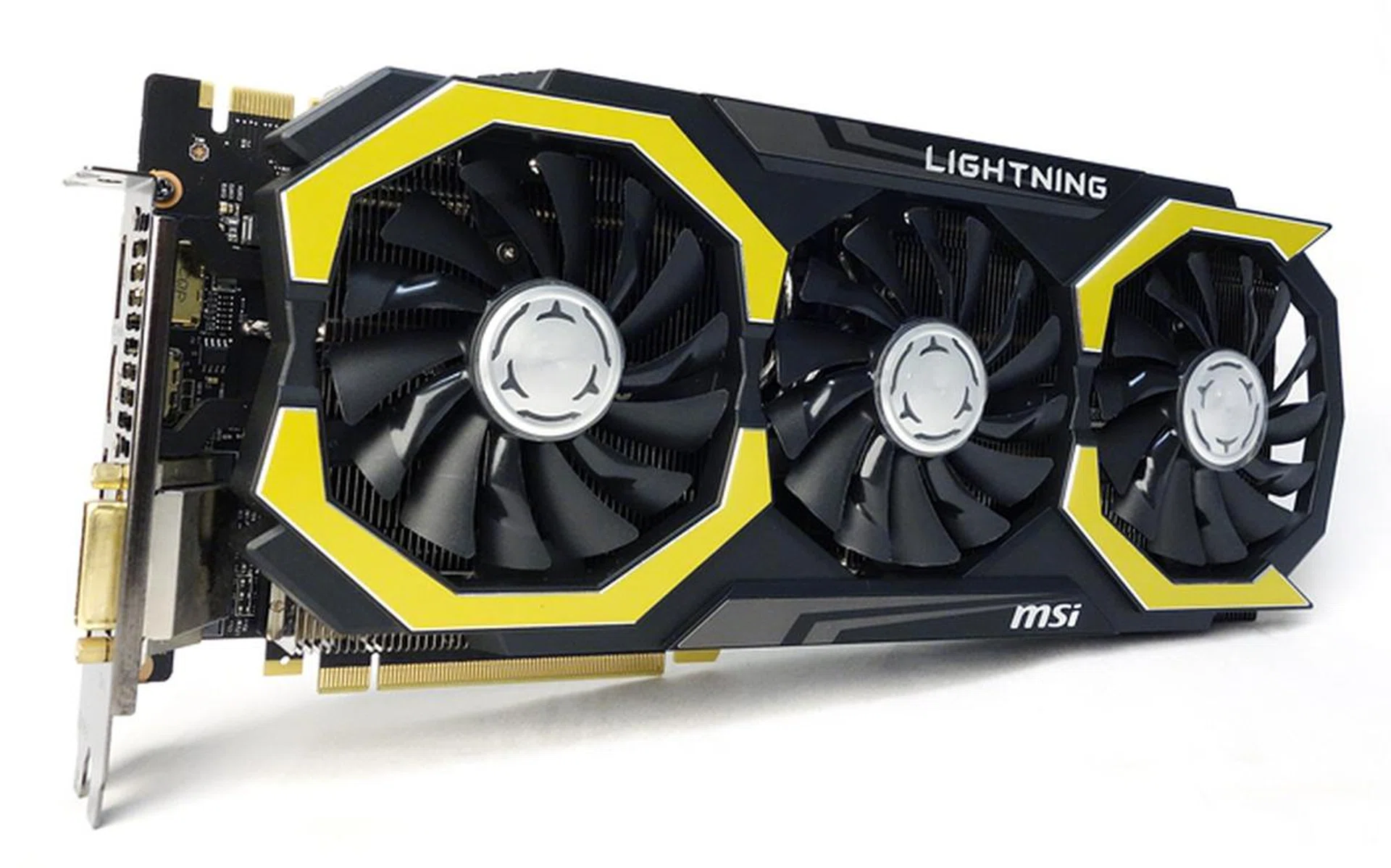 The new cooling system features three, 90mm intake Torx fans that cool the large heatsink. The heatsink’s fins are connected to a number of 8mm thick Superpipes for heat dissipation from the nickel-plated copper base that is directly attached to the GM200 GPU.