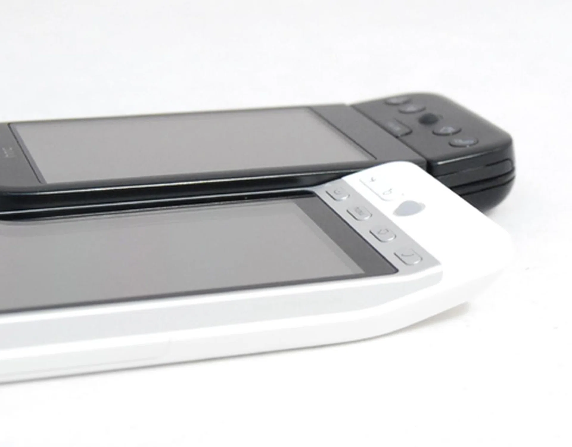 We noticed that the chin area on the HTC Hero is more prominently curved than the HTC Dream. It does strike us as odd, but we guess it's a design identity that HTC would want to enforce.