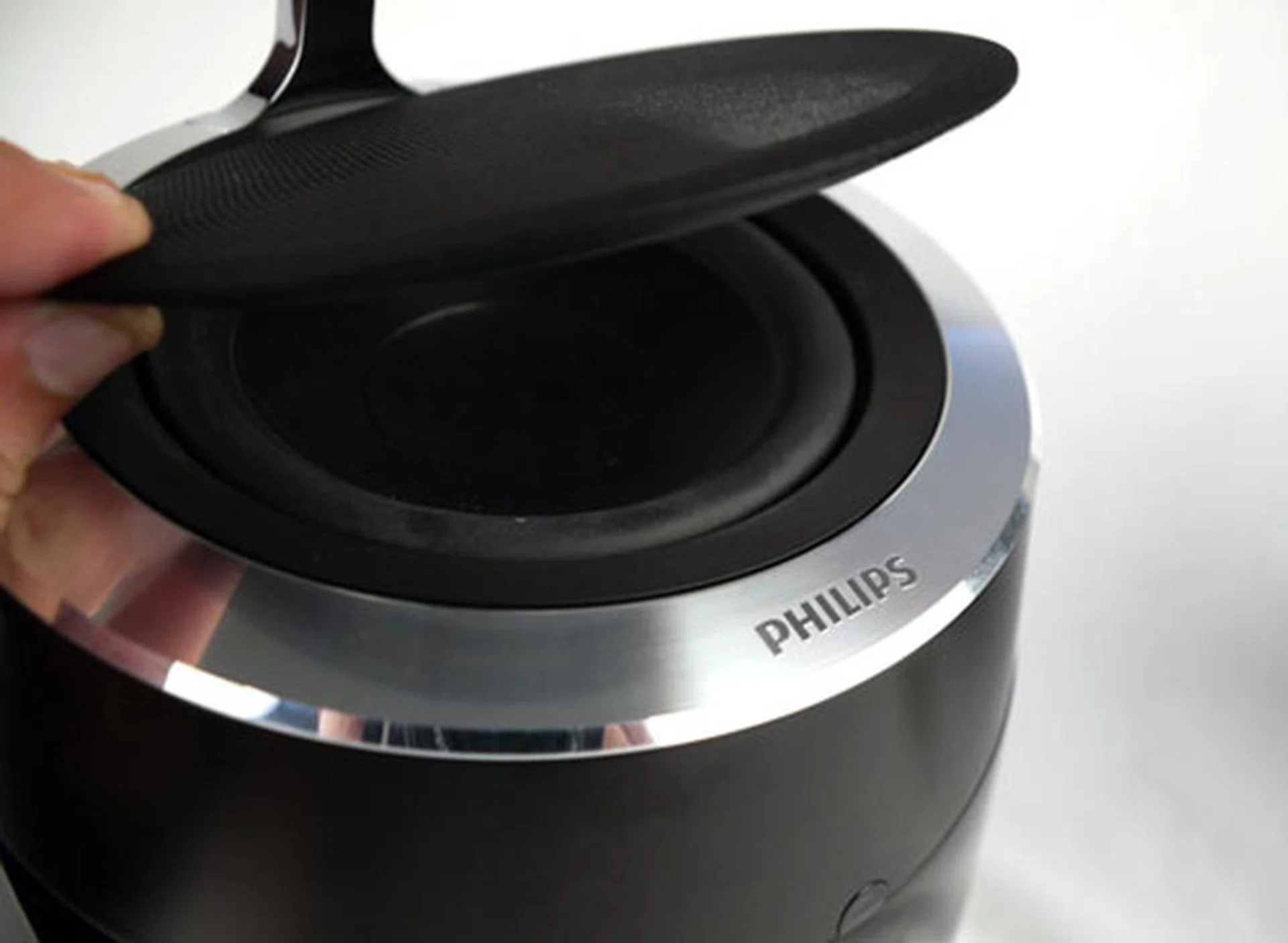 The soft speaker grilles are held in place by magnetic rims. They help protect the mid-bass drivers, and they are also easy to remove if need be.   