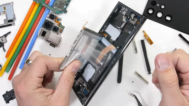 Samsung using copious amounts of adhesive to hold many components of the Galaxy S22 Ultra together. Source: JerryRigsEverything.