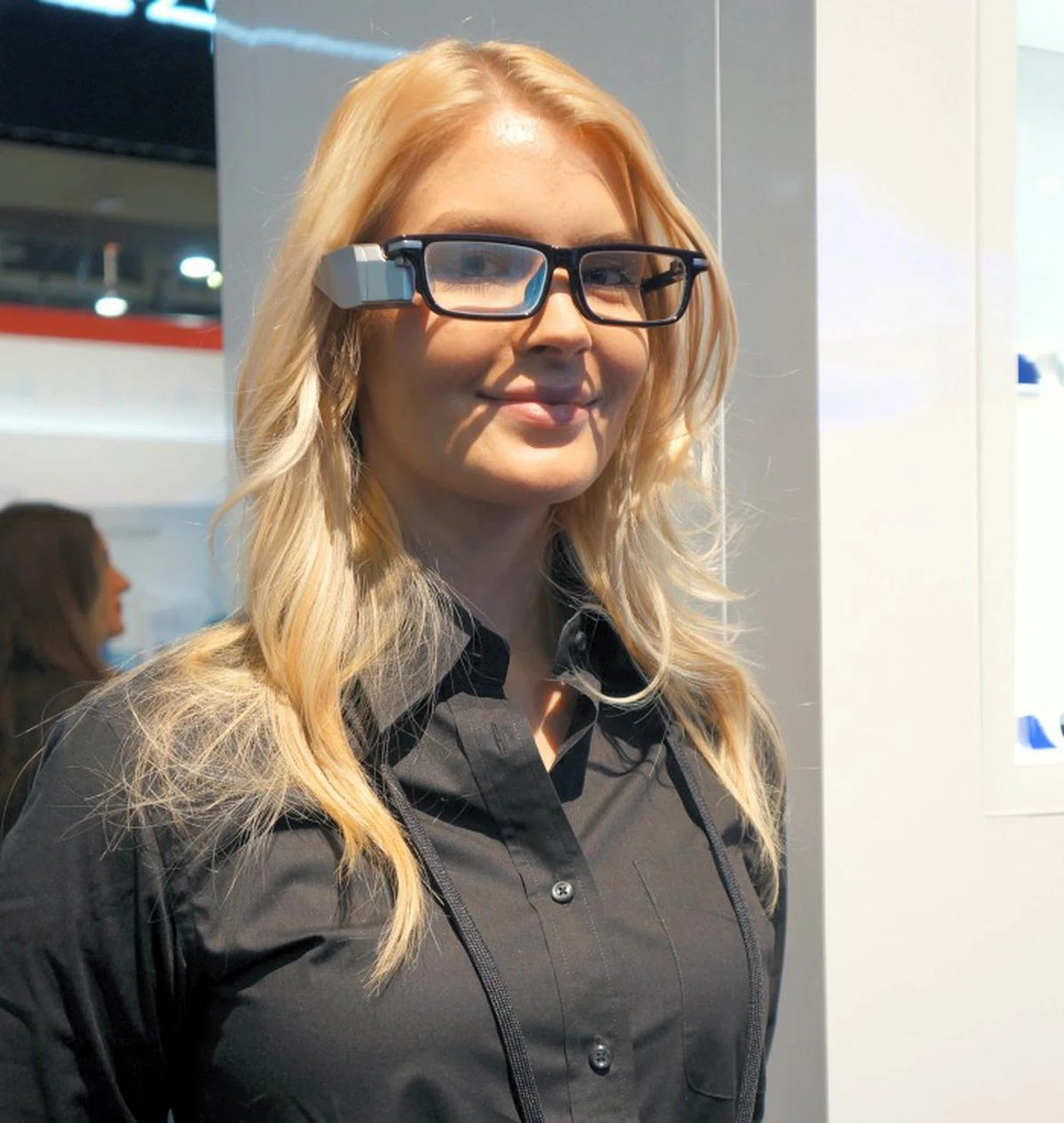 And here's a model donning the Toshiba Glasses. She seems to be perfectly comfortable with it.