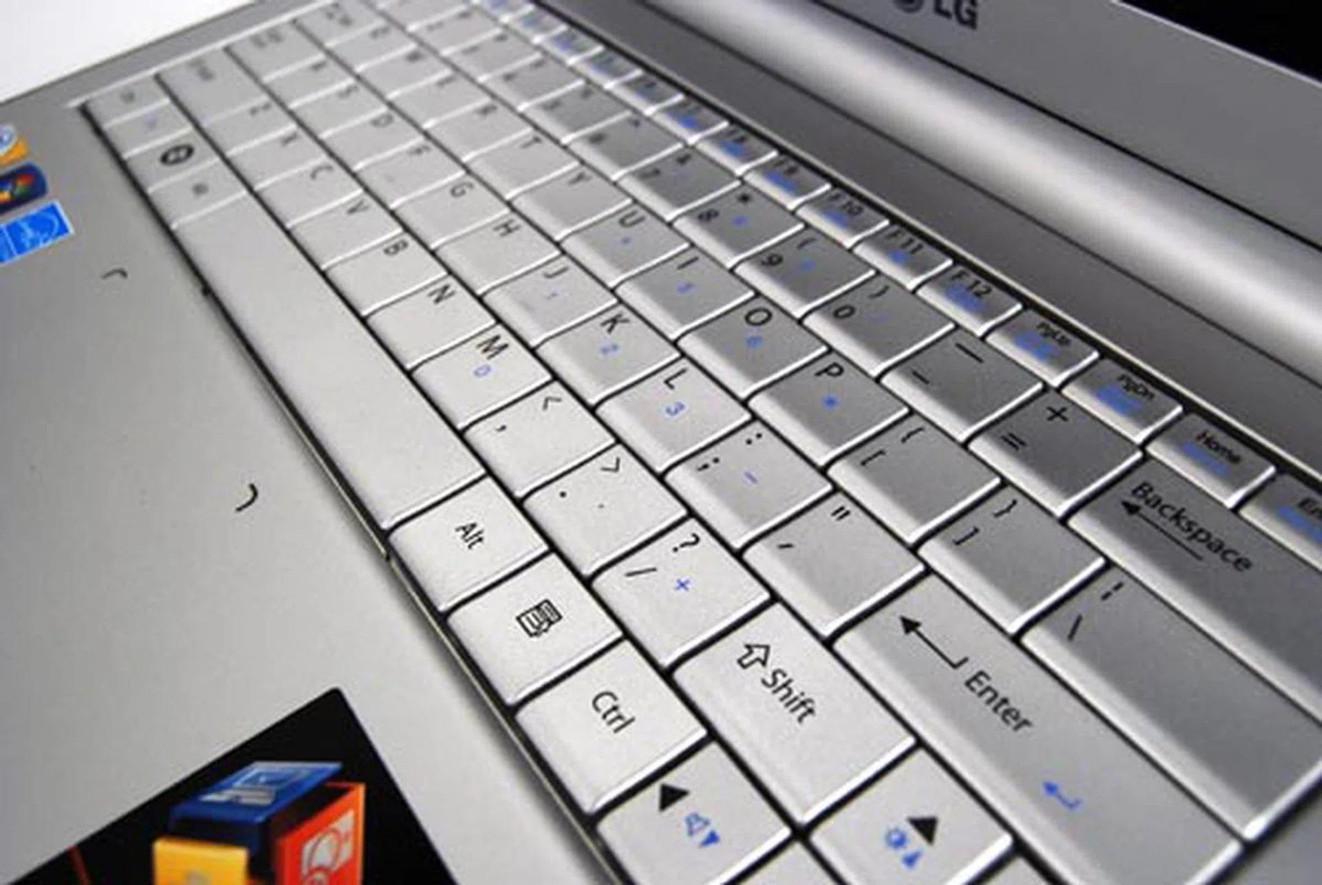 The LG T380 has a great keyboard that's easy on the fingers with no detectable flex.