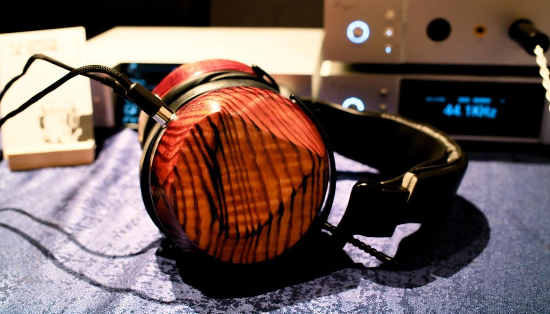 Like all other ZMF headphones, the Caldera Closed have gorgeous wood ear cups.