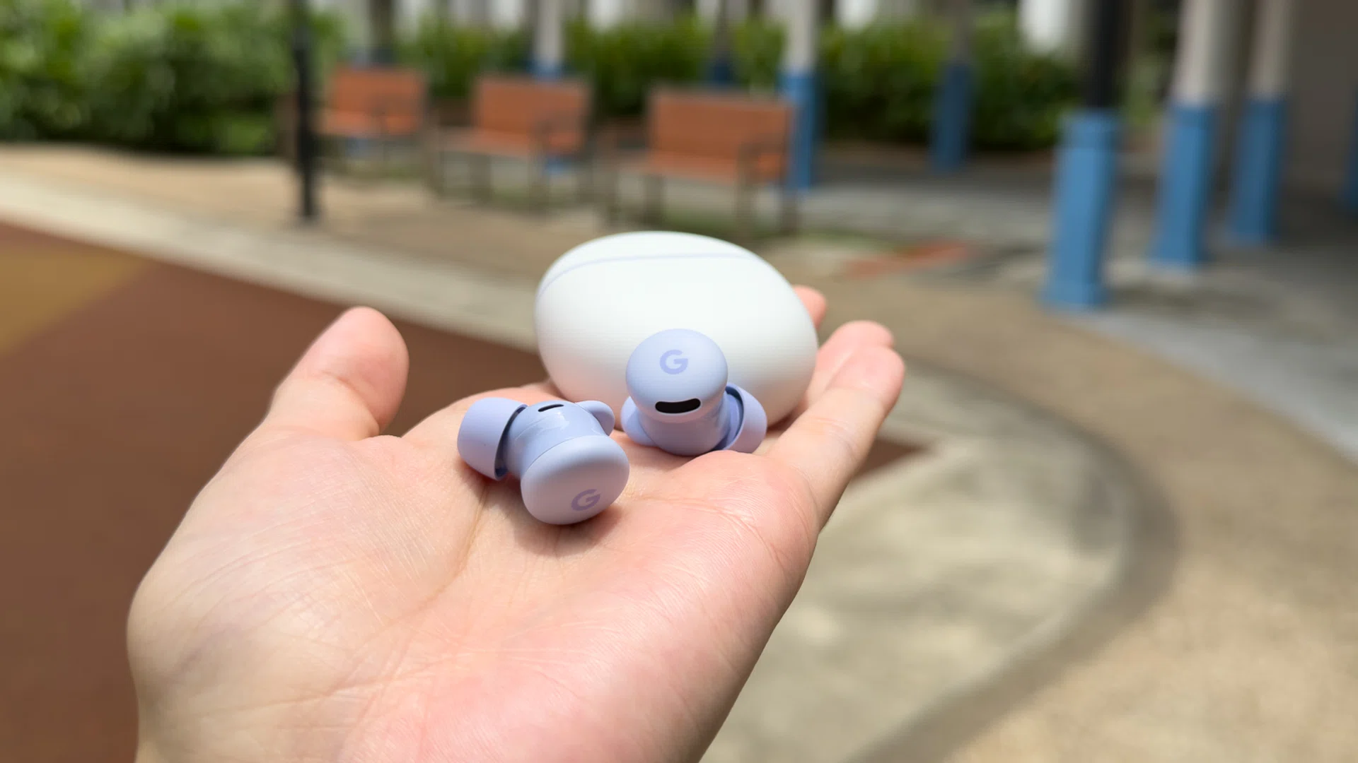 Google Pixel Buds 2a in Iris.