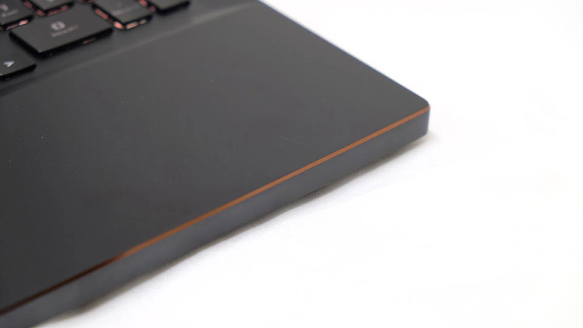 The Zephyrus M sports copper-colored chamfered edges. 