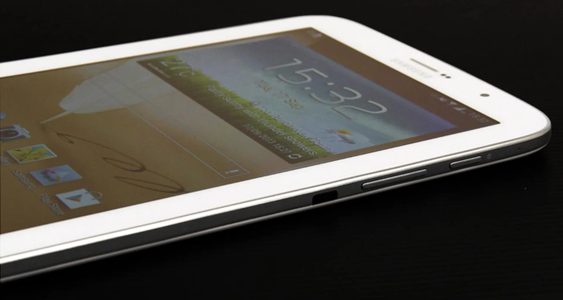 On the right edge, you'll find the power/sleep button, volume rocker and an IR emitter.