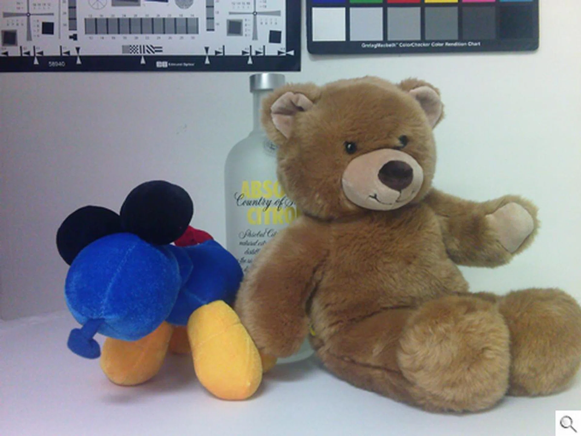 White balance on the 5-megapixel camera was quite debatable. Colors weren't exactly rich and vivid, and the detail level on the test subject wasn't as sharp as we expected it to be for a 5-megapixel sensor.