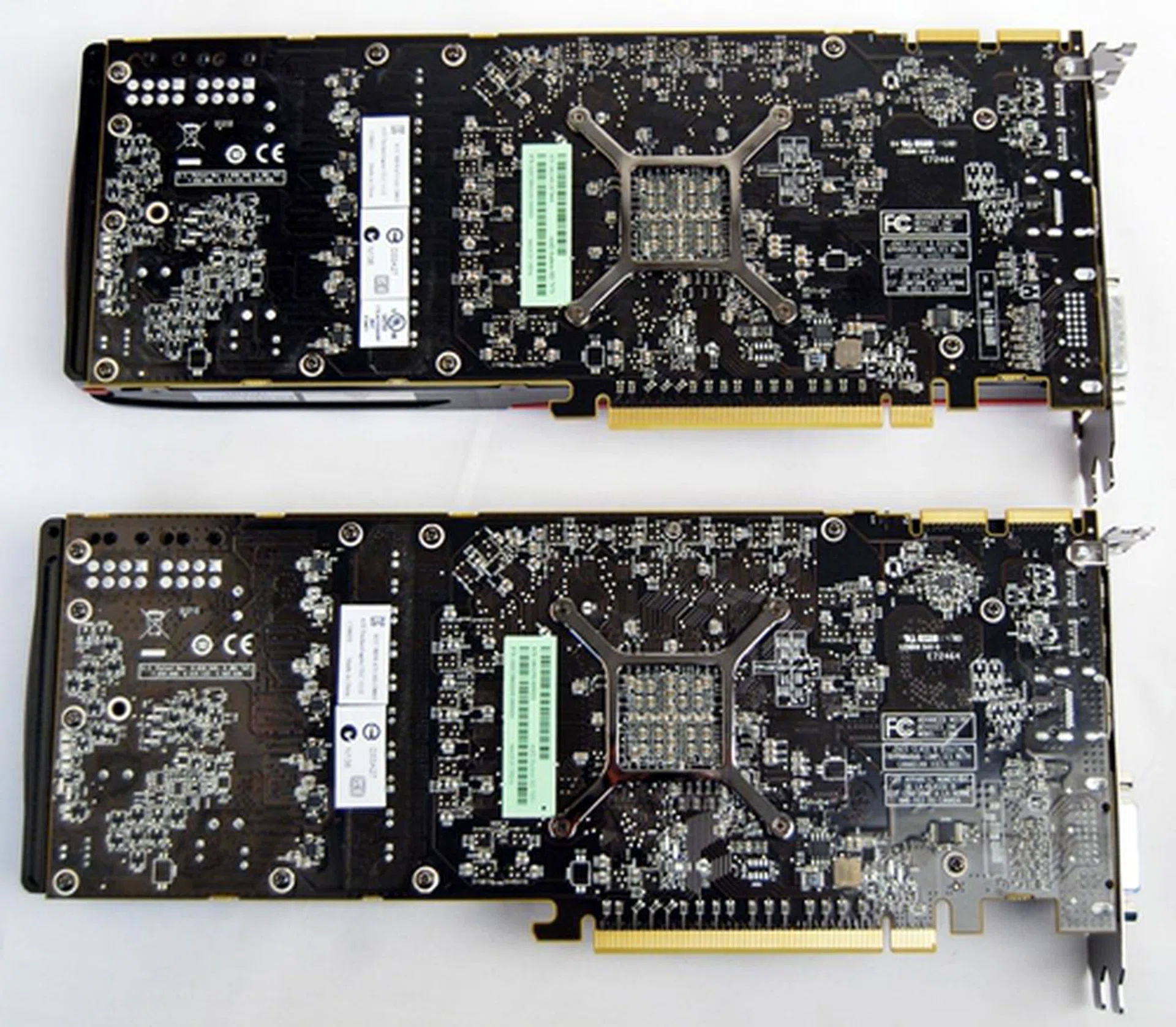 From the back view, they are almost impossible to differentiate except for their tell-tale SKU labels (pale lime green in color). The card on top features the Radeon HD 7970 while the bottom one features the Radeon HD 7950.