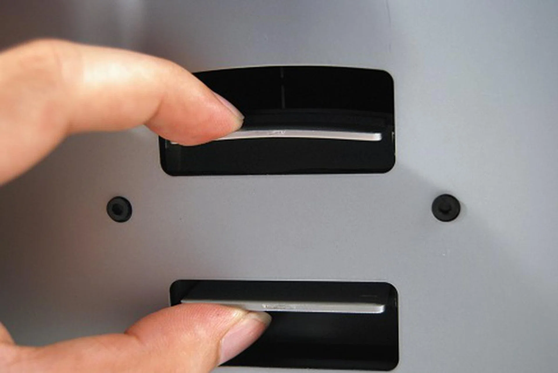 Removing the base is as simple as pressing the two clips and then pulling it apart. It does take a while to get the hang of it, though we can't see why you would constantly need to remove the base.