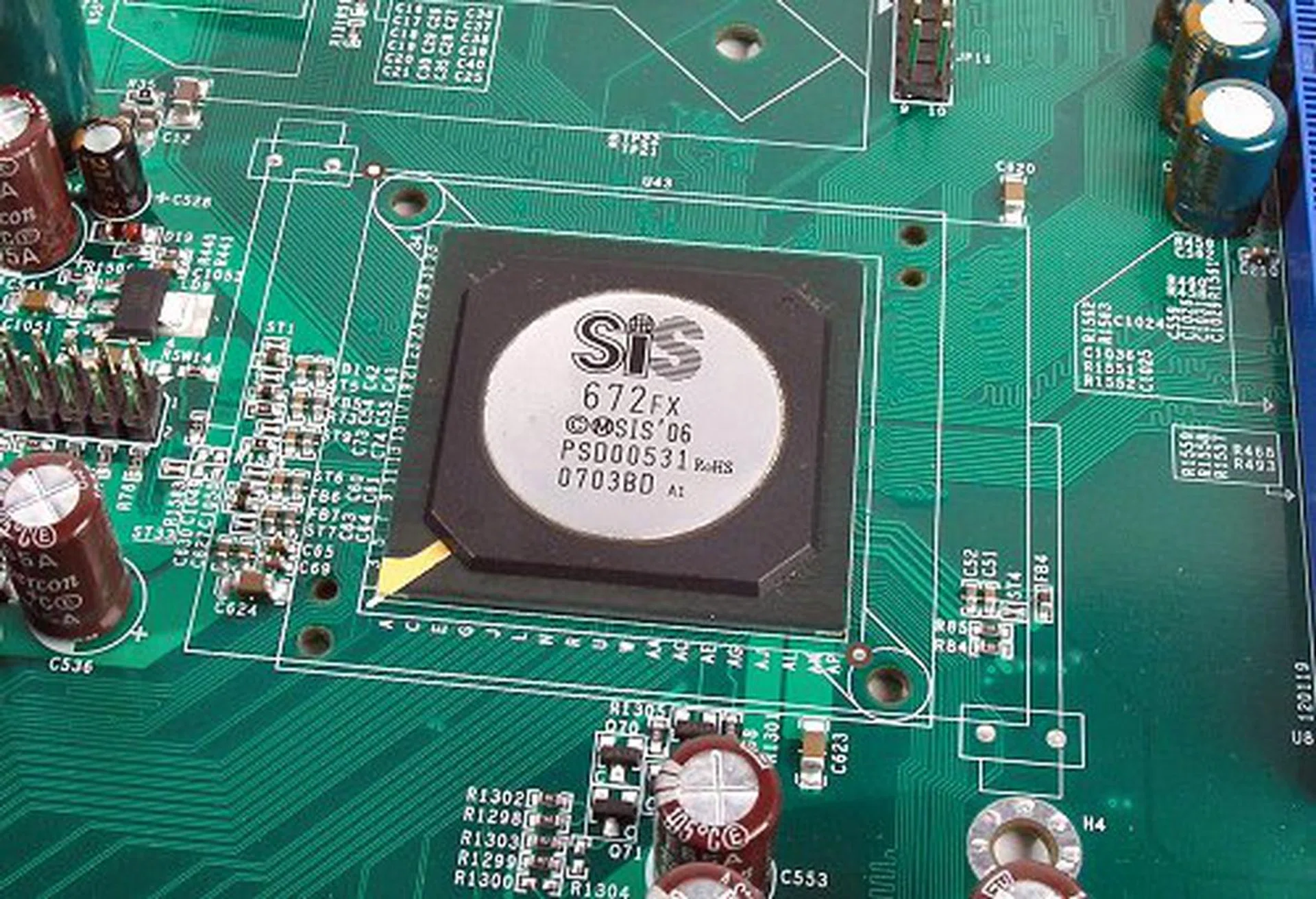 The SiS672FX chipset is so cool, it works without any cooling.