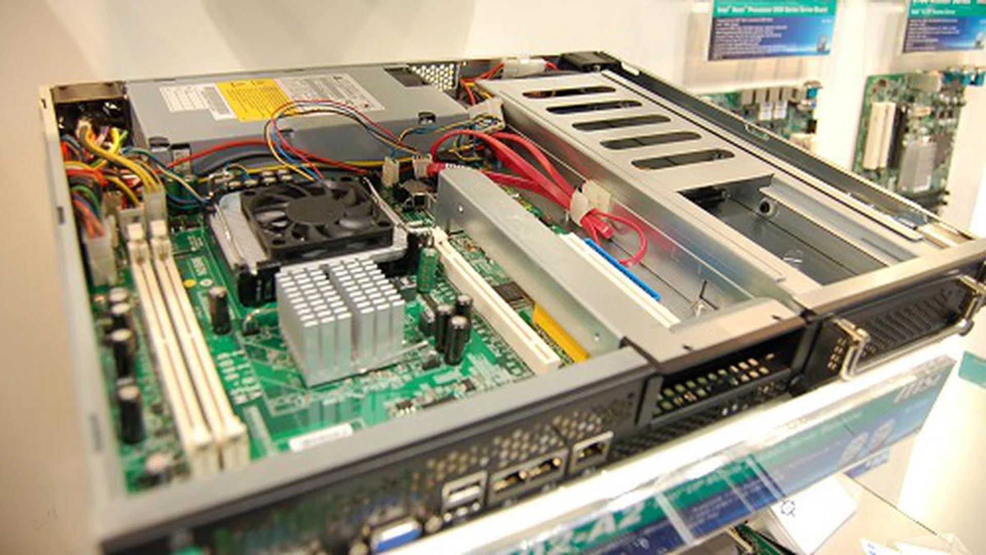  For more performance in a thermally constrained environment, this PM-102-A2 barebones server uses a Centrino 2 platform utilizing a mobile Core 2 Duo processor.  