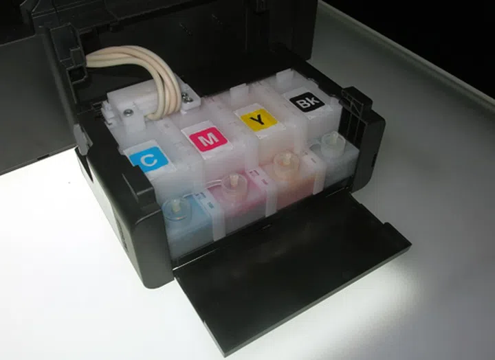 Most ink cartridges come with a built-in print head, which drives the cost of the cartridge up. The L-series lets users refill their ink tanks with ink refill bottles sold by Epson. By shifting the print head to within the printer itself, Epson has managed to keep the costs of the ink refill bottles down. 