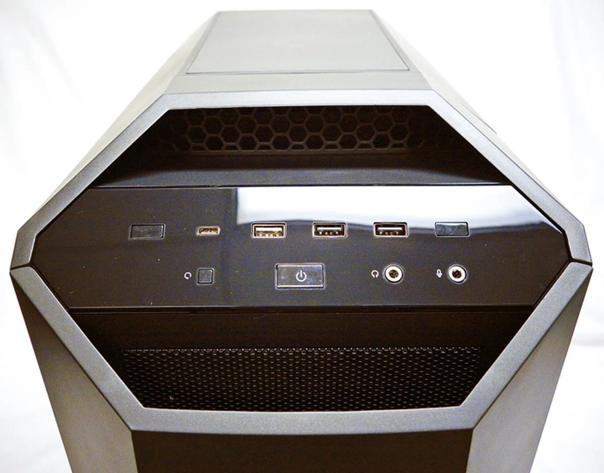 The front I/O ports have been updated; this is one of the main features that set the new chassis apart from its older family members.