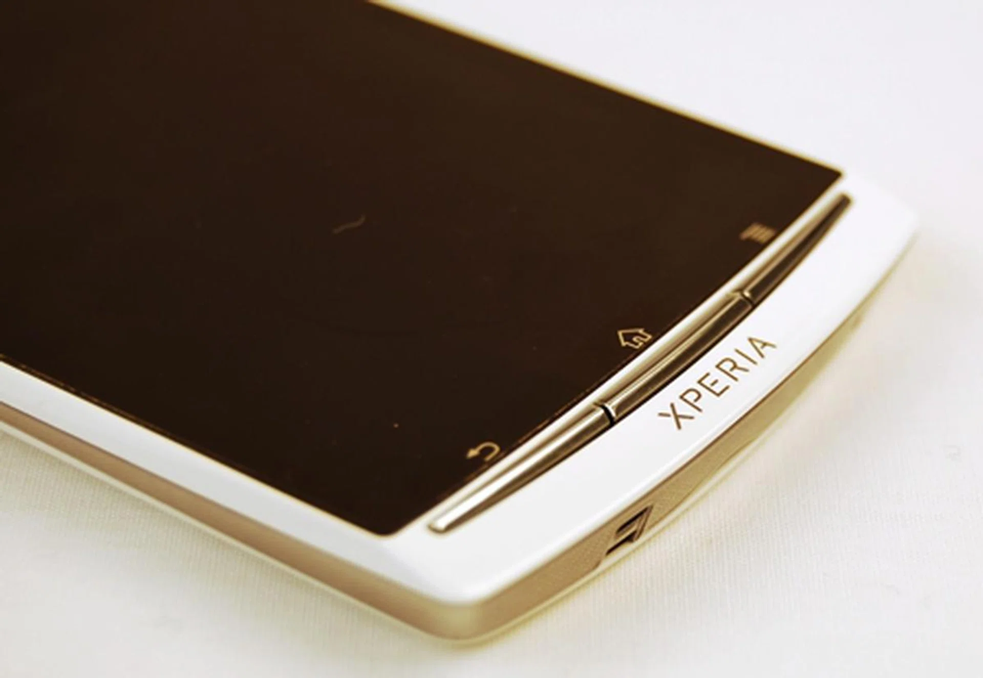 Like the Arc, the symbols on the front don't light up, making them hard to discern in the dark.
