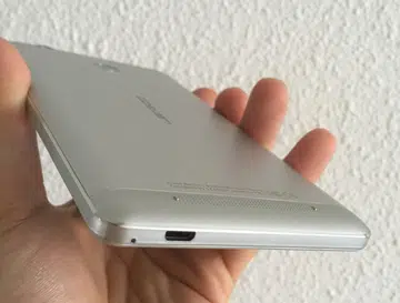 The slightly curved rear of the Leagoo Shark 1 helps provide a slightly more comfortable grip of the phone although you cannot ignore its massive dimensions.