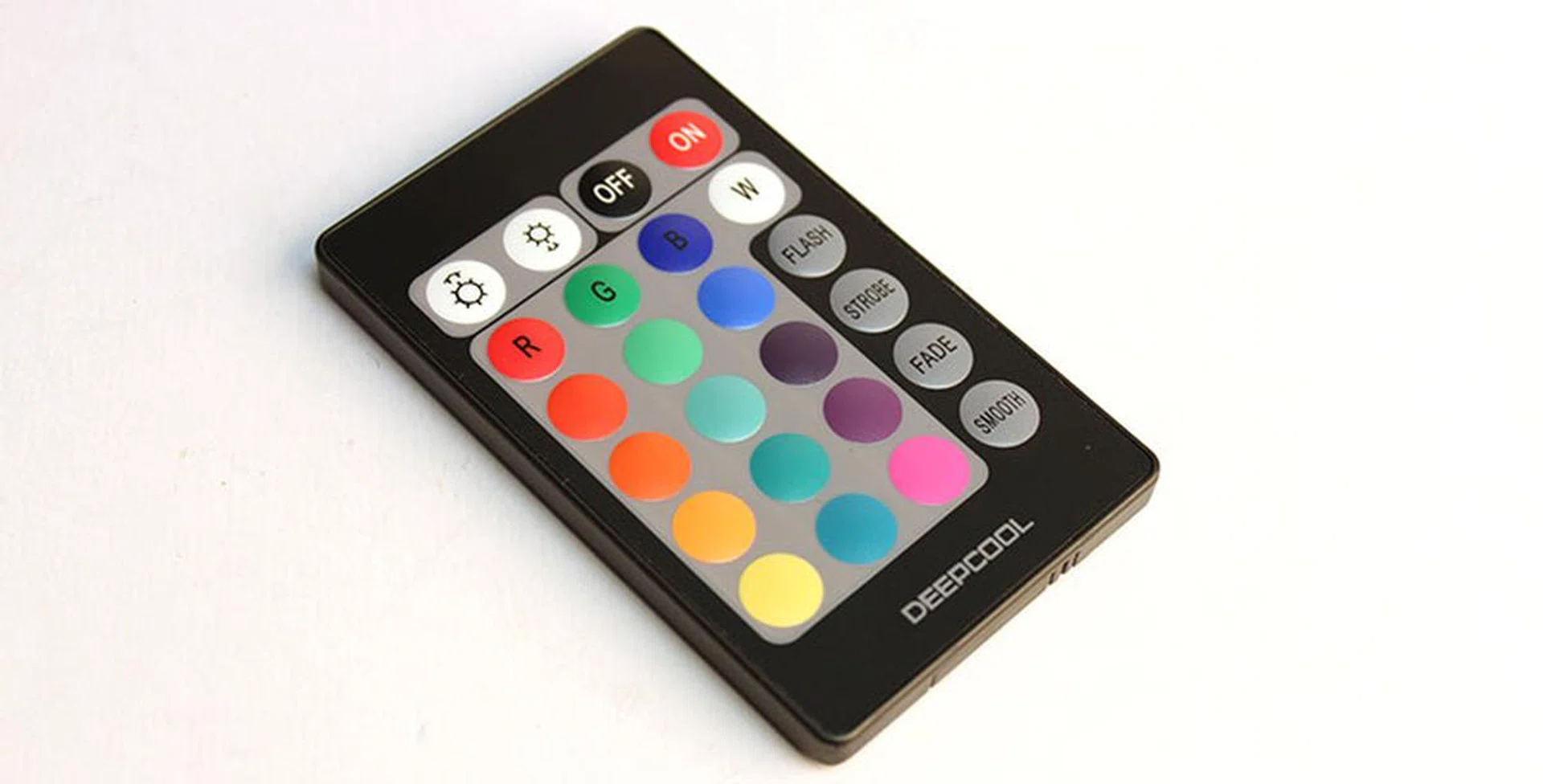 The dedicated remote lets you customize the color of your case lightings and choose from a variety of lighting effects.