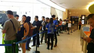 There was a queue outside the Samsung Experience Store at VivoCity earlier this morning. <br> Image source: Samsung