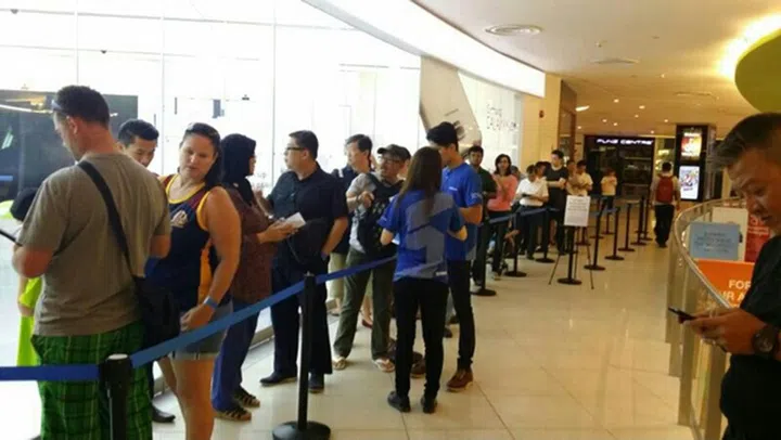 There was a queue outside the Samsung Experience Store at VivoCity earlier this morning. <br> Image source: Samsung