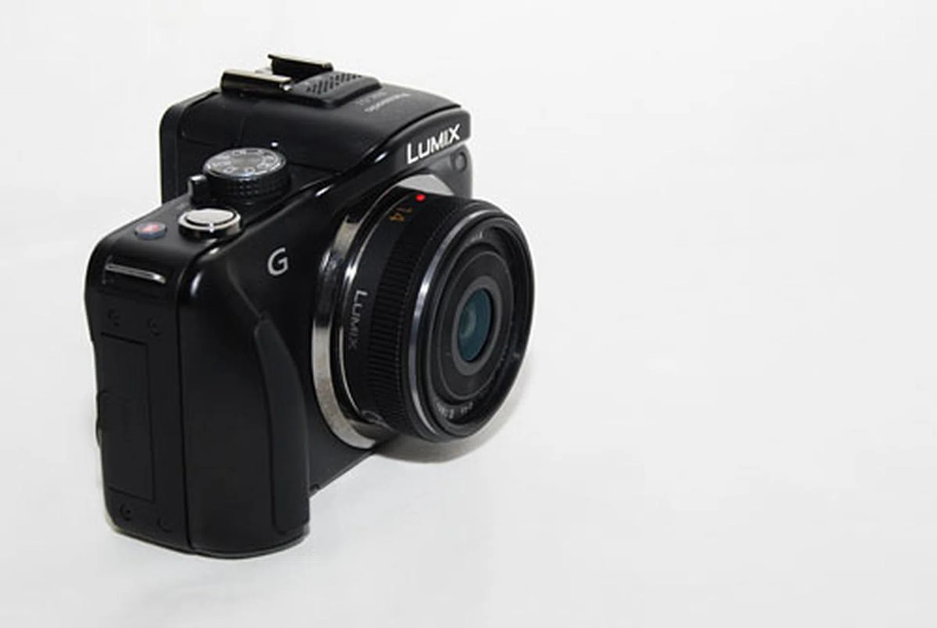 In comparison, here's the Panasonic 14mm pancake lens with the G3.