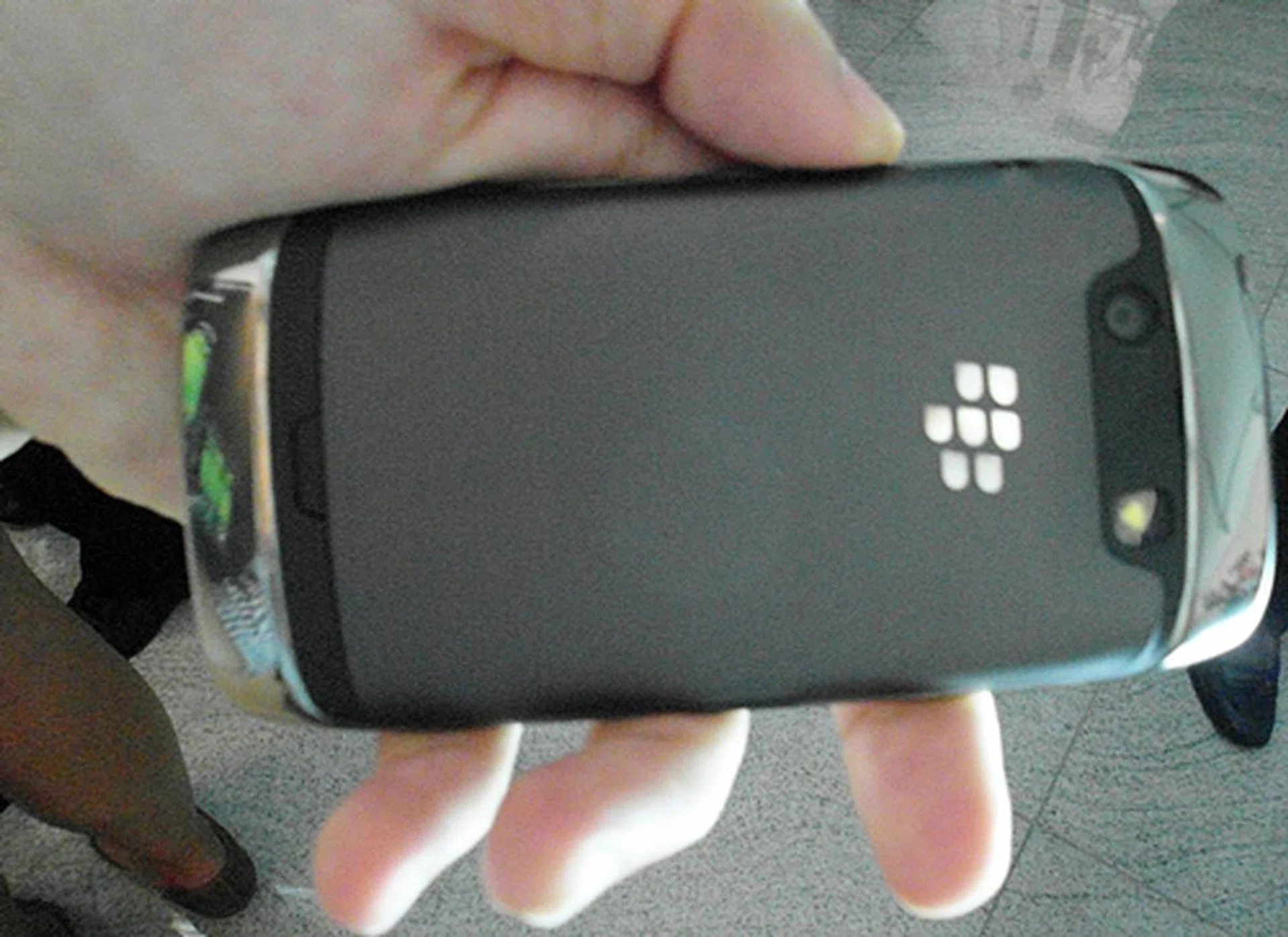 Similar to the BlackBerry Bold 9900 and Torch 9810, the Torch 9860 comes with a 5-megapixel camera.