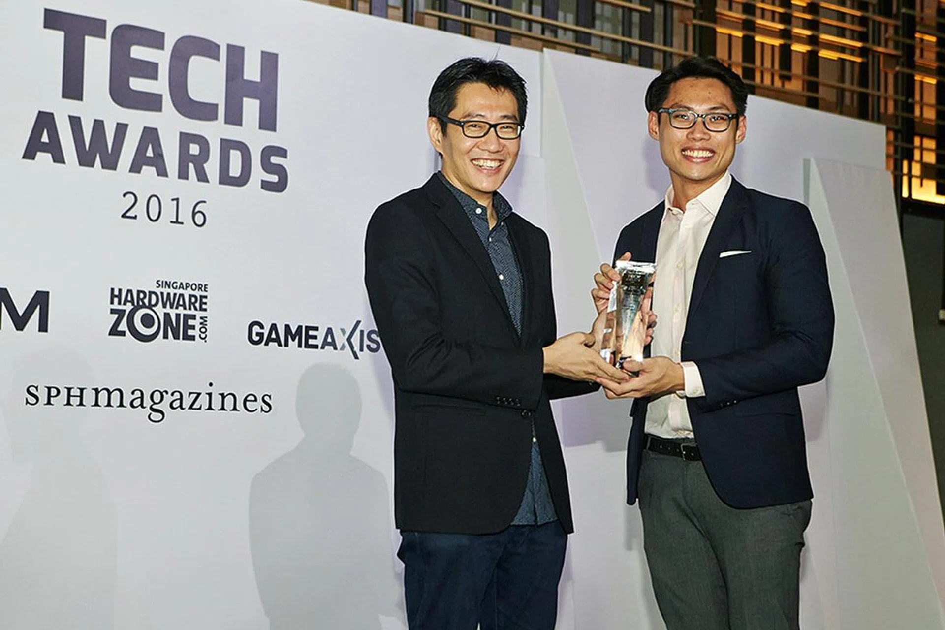 To recognize the breakthrough HBM technology, AMD is one of four winners of our Editor's Choice Innovation Awards. Here's Mr. Basil Teo from Edelman, accepting the award on behalf of AMD.