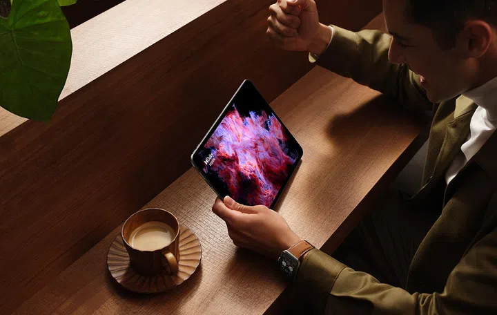 Oppo Pad 2 (centre).