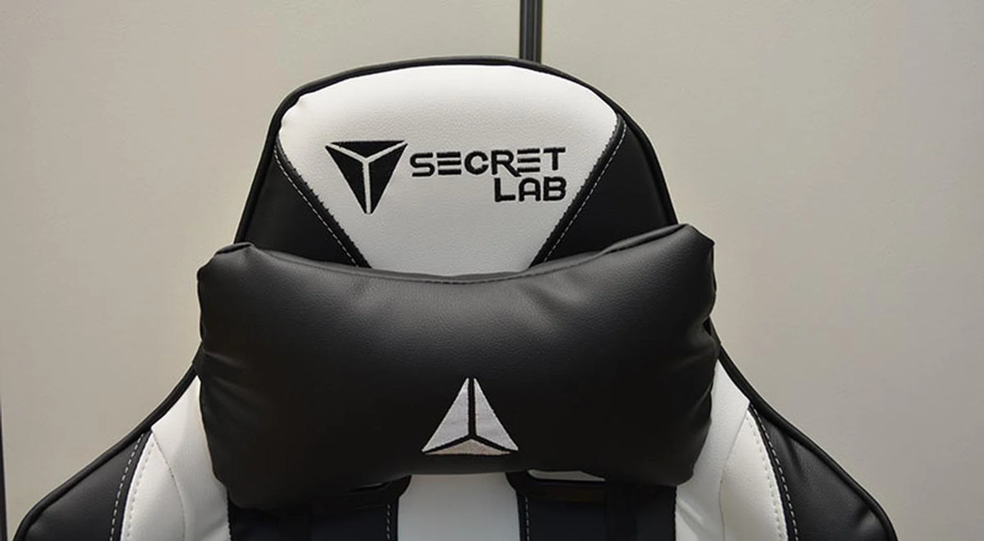 The Throne comes with a soft, large head cushion with the Secretlab logo embroidered on it.