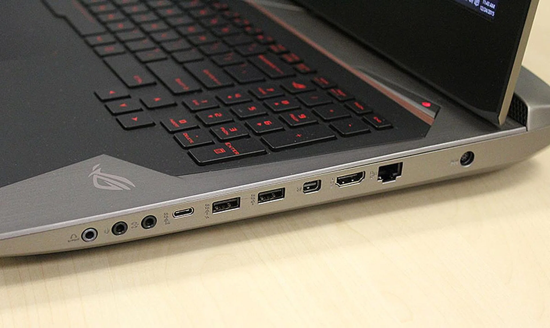 ASUS ROG G752 ports