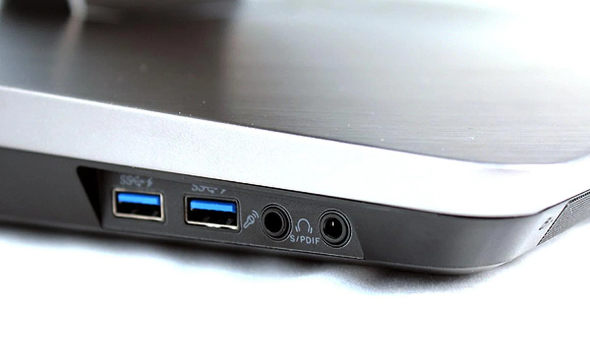 On the left, you'd find two more USB 3.0 ports as well as a headphone and a microphone jack.