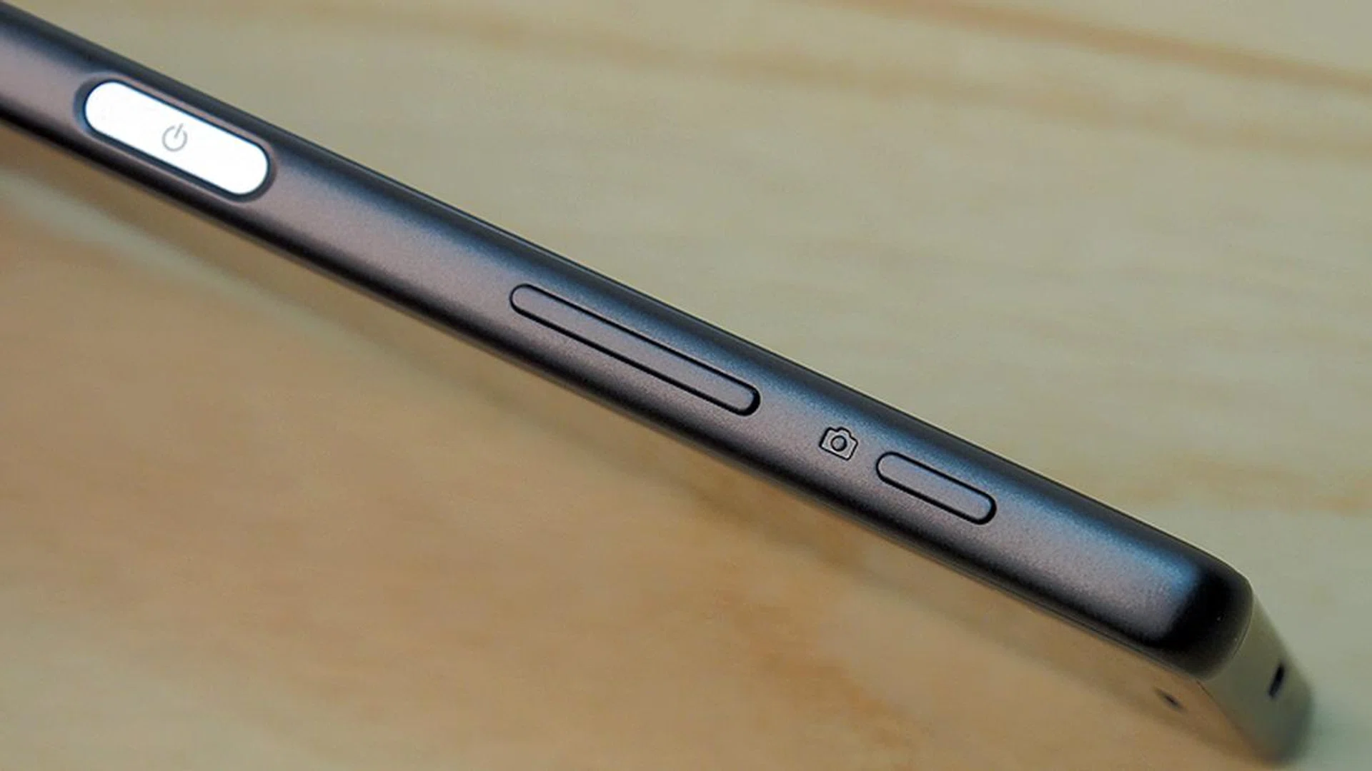 The Xperia X is 7.9mm thin, which is barely thicker than the Z5 Premium. 