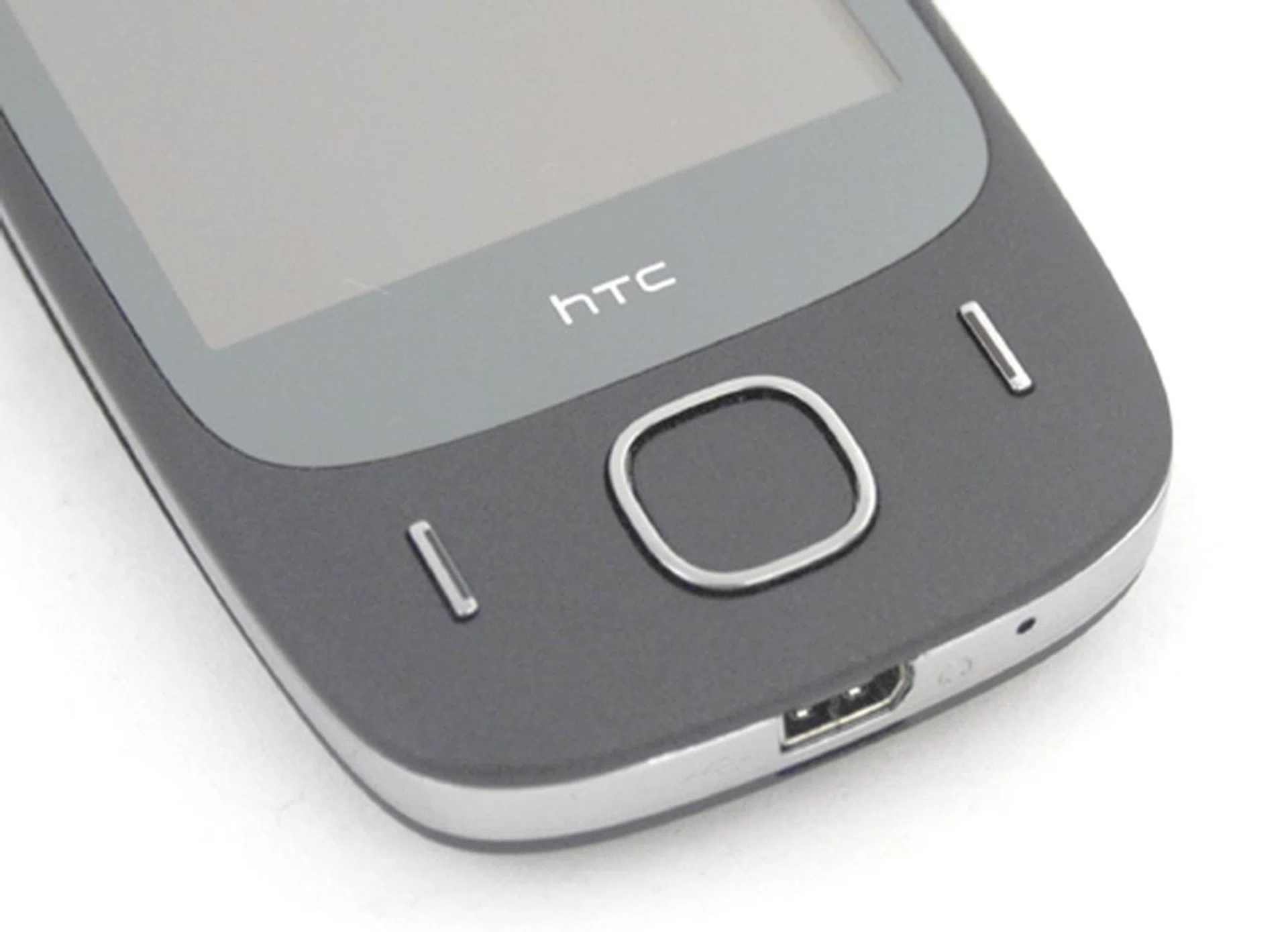 You would think that the thin buttons and five-way navigation pad will be an issue, but we actually managed to get a good tactile feel out of it.