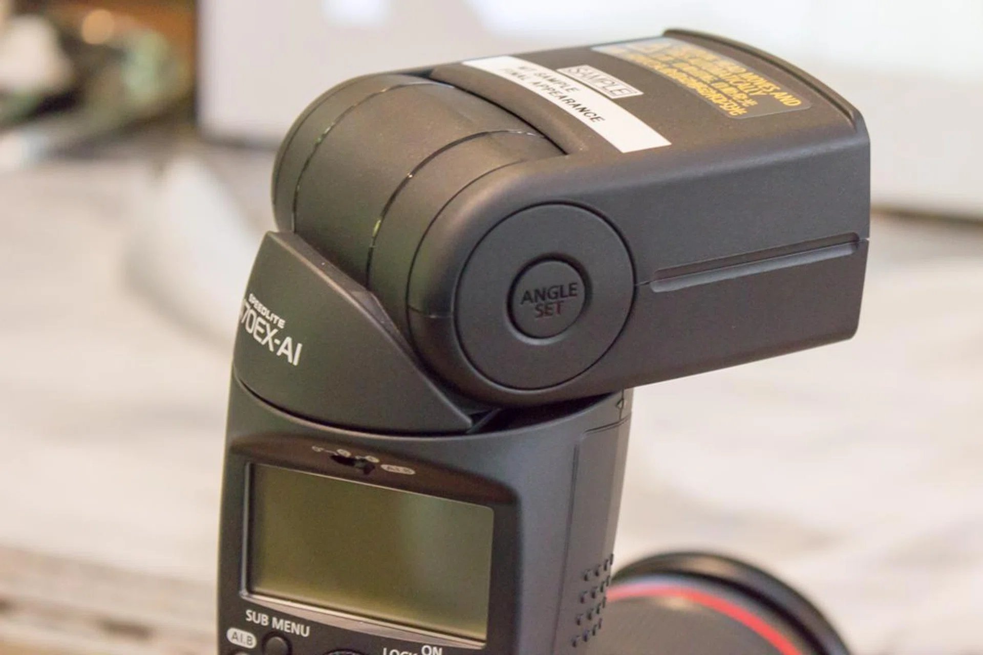 In Semi-Auto mode, press this ‘Angle Set’ button to lock the angle of the flash.