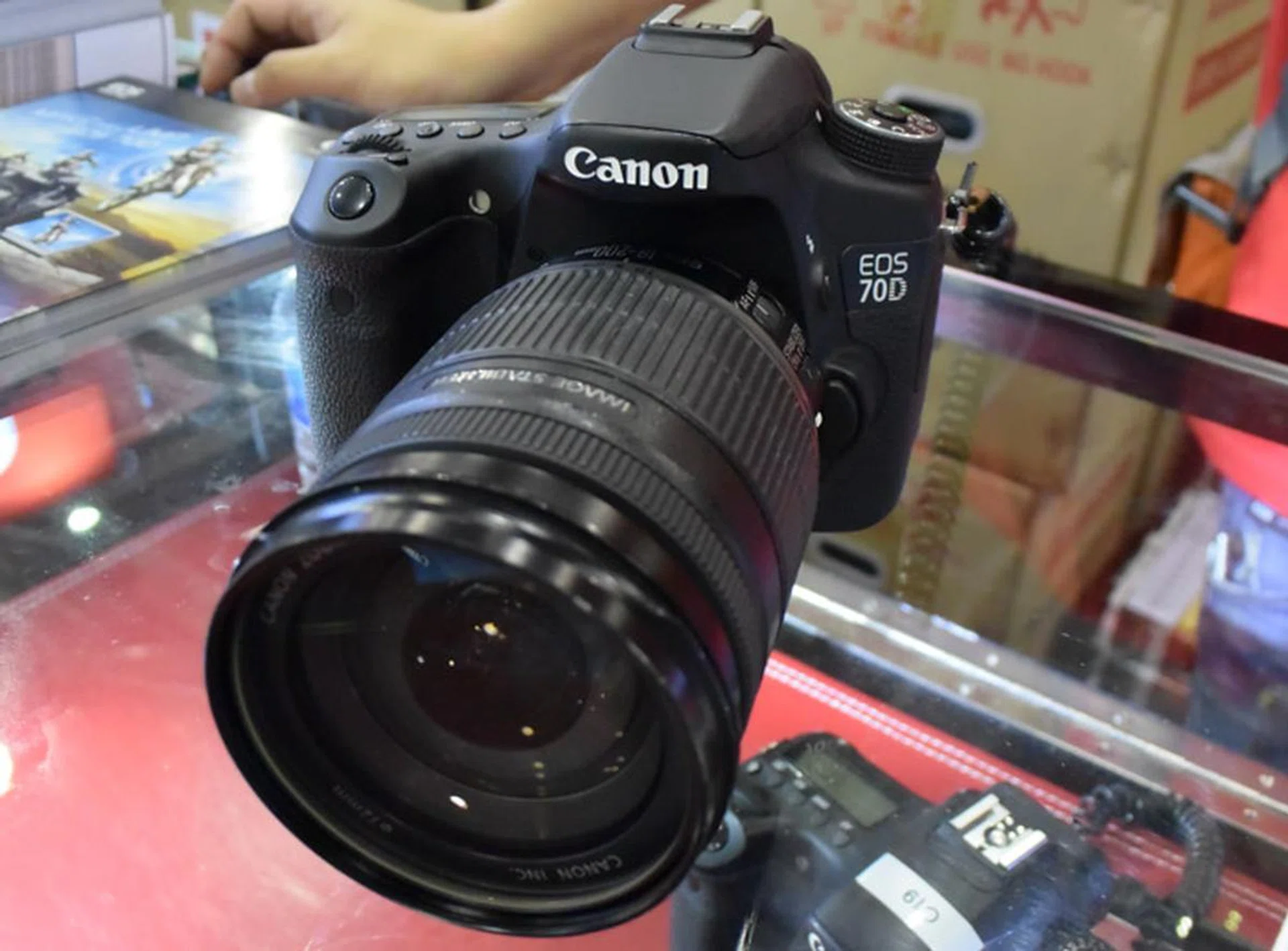 The 70D costs $1,499 (body only), and features a 20.2MP APS-C CMOS sensor. There's also a $150 cash back offer and the option to purchase the EF 100 f2.8L Macro IS USM lens at $1,259.