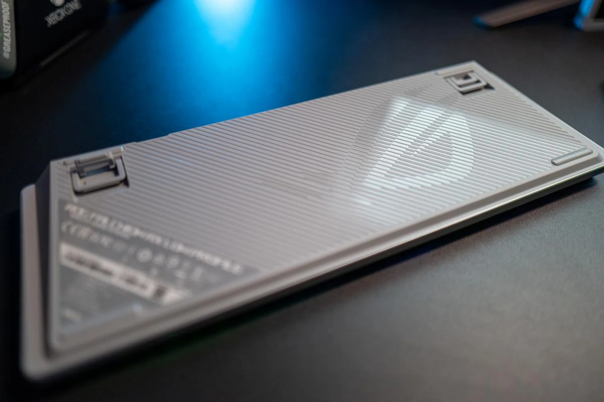 The keyboard comes with adjustable dual-level feet.