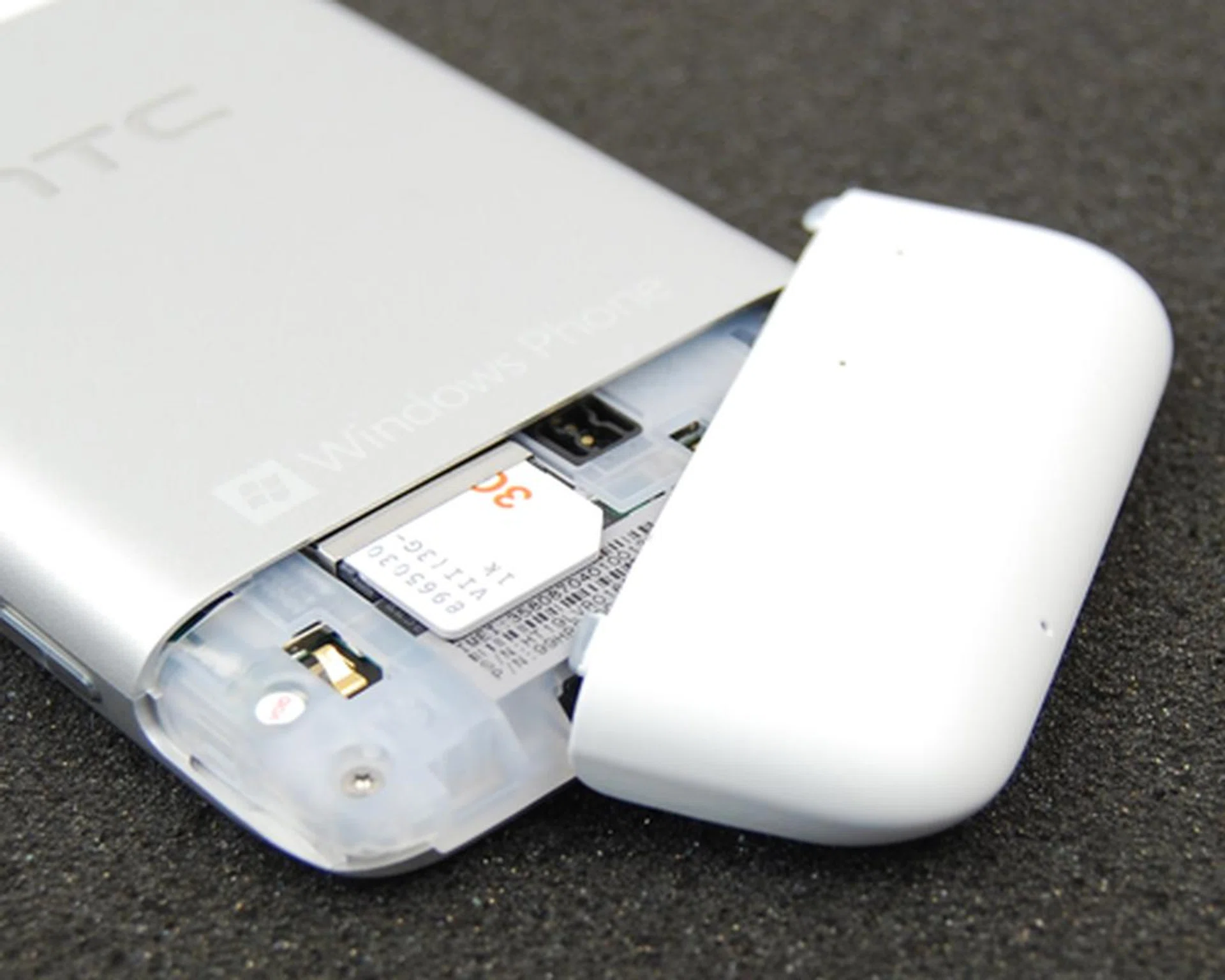 The unibody design's only downside, is a non-removable battery. And with no microSD card support either, you only need to remove this back cover to insert the SIM card.