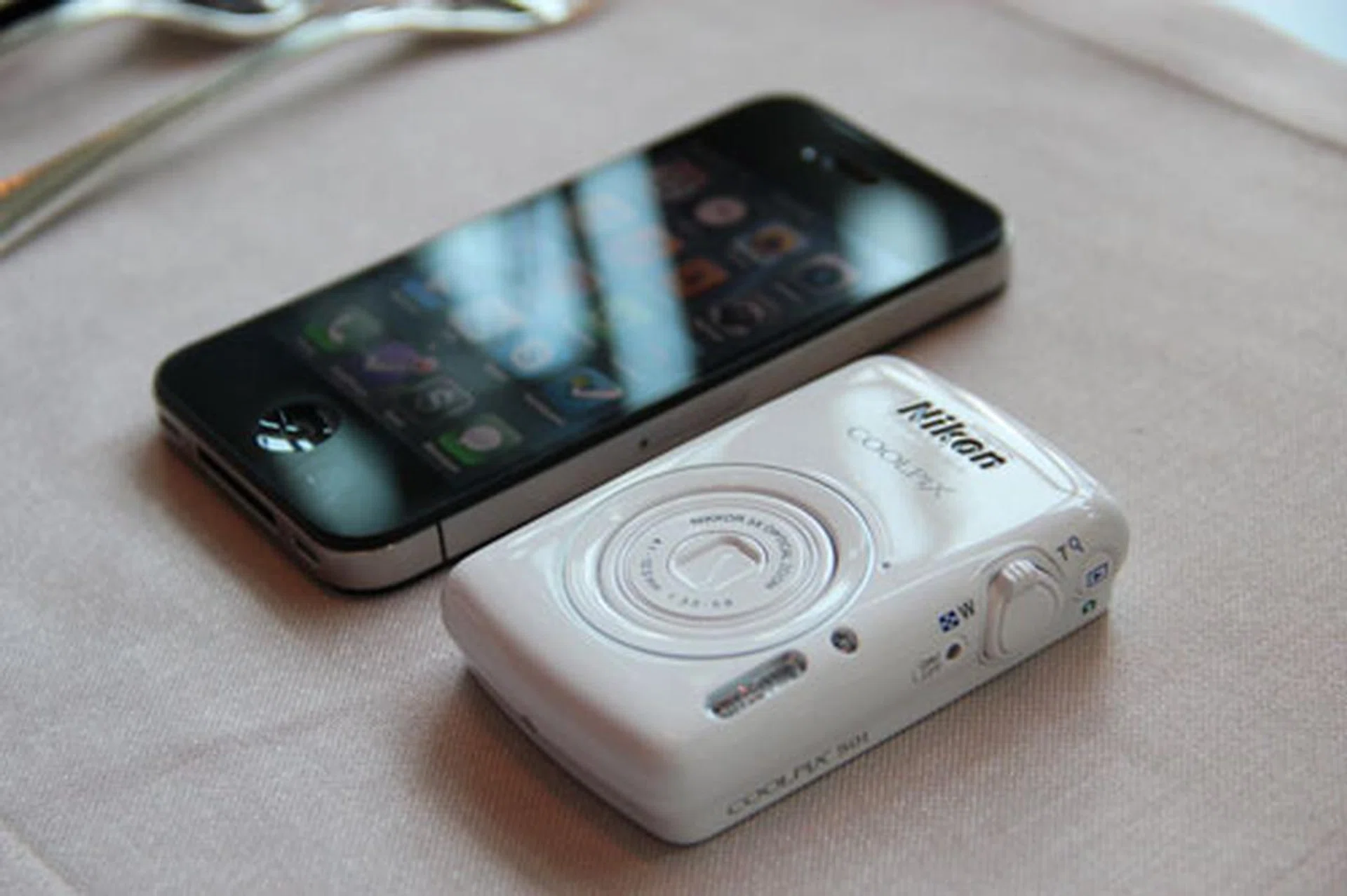 The iPhone 4 is 9.3mm thick and weighs 137g. The S01 is 17.2mm thick but weighs less than 96g.